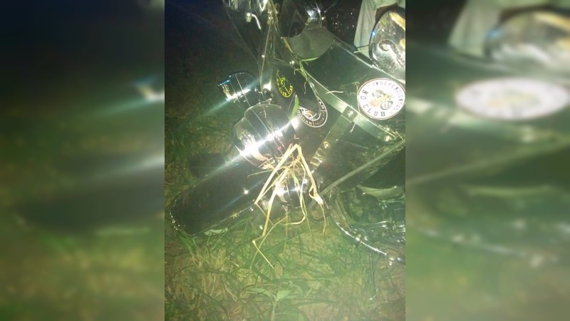 Muere hombre tras chocar su moto contra un auto, en Zitácuaro 