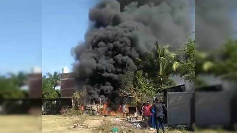 Así las cosas en Michoacán: pleito vecinal termina con incendio de una casa y un autobús  