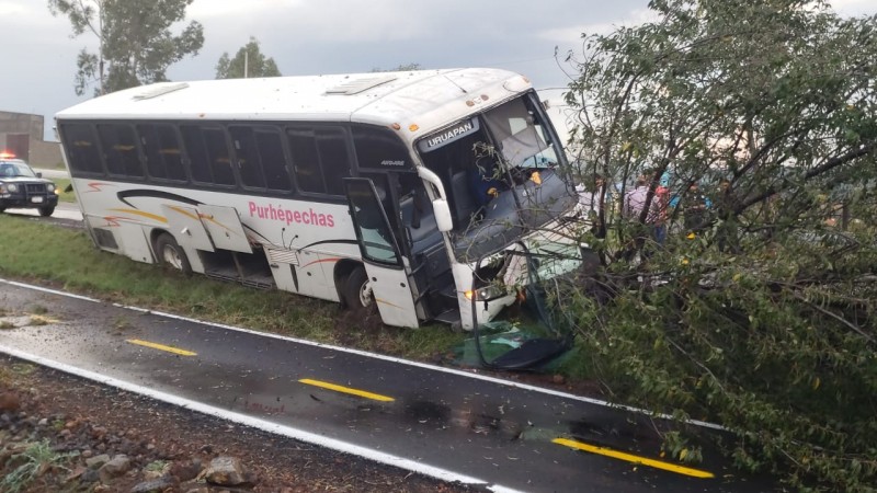 Al menos 4 percances carreteros han involucrado a autobuses, en Michoacán  
