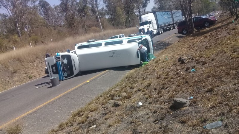 Vuelca camioneta del servicio público, en Tiripetío; hay 8 heridos