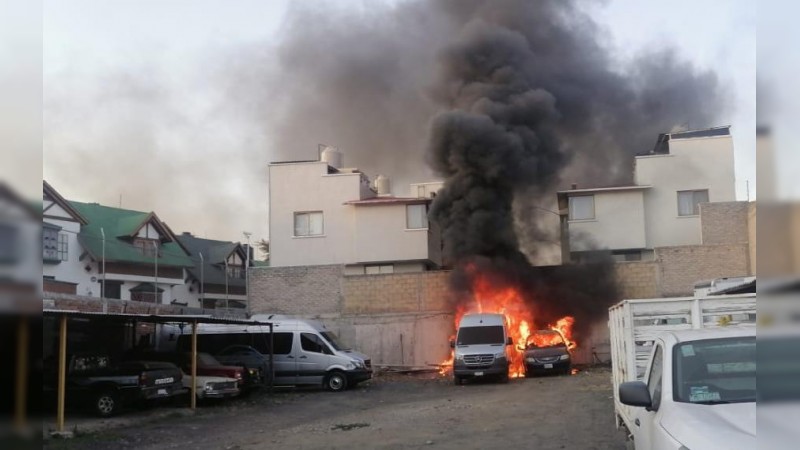 Arden 2 vehículos, en estacionamiento público de Morelia 