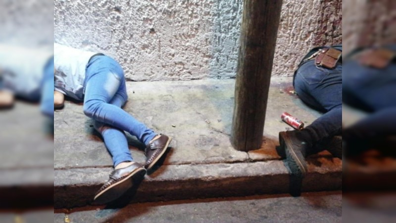 Sicarios matan a 2 hombres, a la entrada de una vivienda, en Zamora 