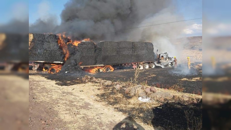 Arde camión con pacas de paja, en Puruándiro