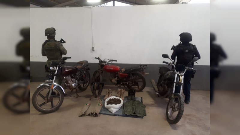 Revientan policías y militares un narcocampamento  y aseguran droga y 3 motocicletas, en Tiquicheo