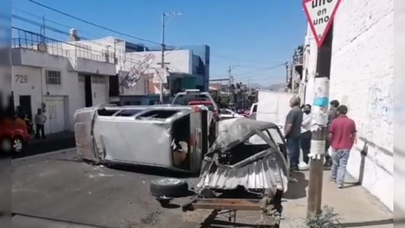 Tras choque, camioneta vuelca, en calles de Morelia 