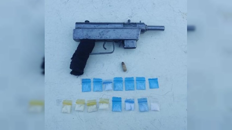 En Jacona, detiene SSP a uno en posesión de arma y 15 dosis de droga