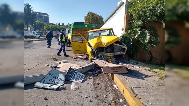 Camioneta recolectora de basura se queda sin frenos y choca, en Morelia  