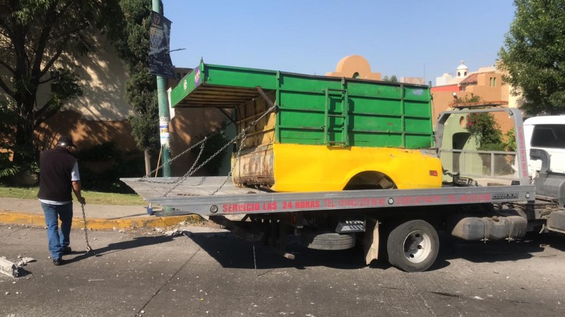 Camioneta recolectora de basura se queda sin frenos y choca, en Morelia  