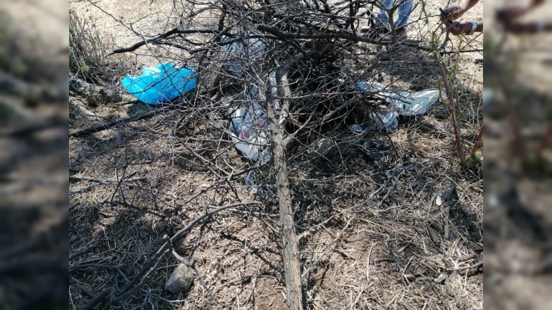 Decapitado y cubierto con plásticos, hallan cadáver de hombre, en Tangamandapio  