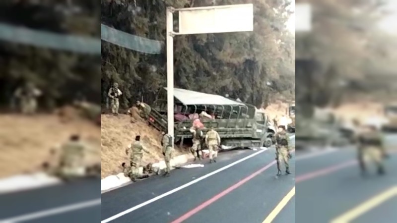 Choca camión militar, en la Siglo 21; hay 20 soldados heridos 