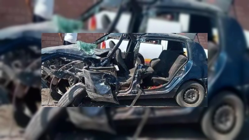 Huetamo: muere hombre, tras chocar su auto contra la barda de un kínder 