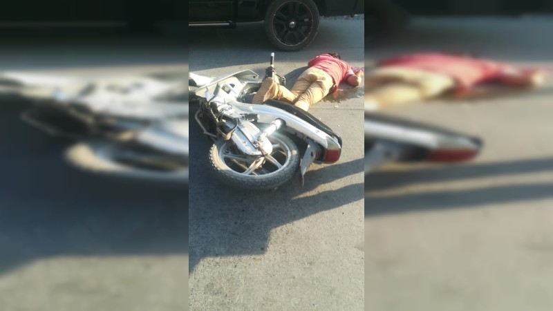 Motociclista queda herido, tras chocar con camioneta, en Apatzingán 