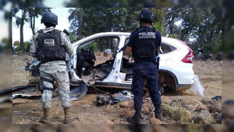 Policías y militares desmantelan narcocampamento, en Chilchota y aseguran 2 autos 