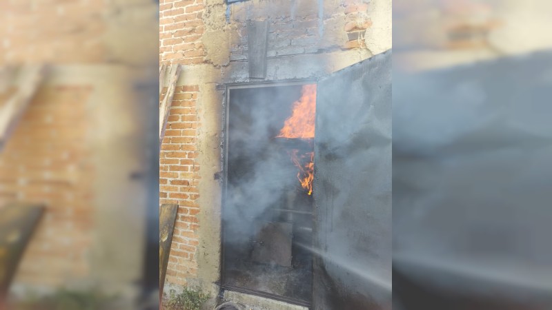Arde aserradero, en Zitácuaro; bomberos combaten las llamas 