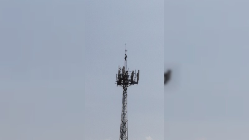 Hombre amenaza con tirarse desde lo alto de una antena, en Morelia  