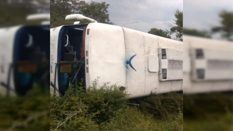 Vuelca autobús en la Pátzcuaro-Morelia; hay 2 heridos  