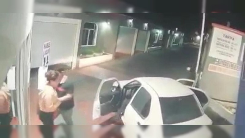 Tres empistolados asaltan auto hotel, en Pátzcuaro   