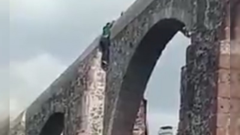 Hombre cae desde la parte alta del Acueducto de Querétaro (video, imágenes fuertes)