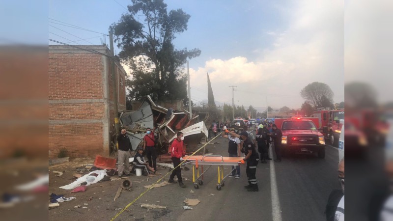Tres muertos y 11 heridos, saldo de choque en la Morelia-Pátzcuaro  