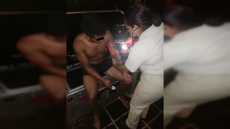 Rescata Naval a joven que no podía salir del mar, en Lázaro Cárdenas 