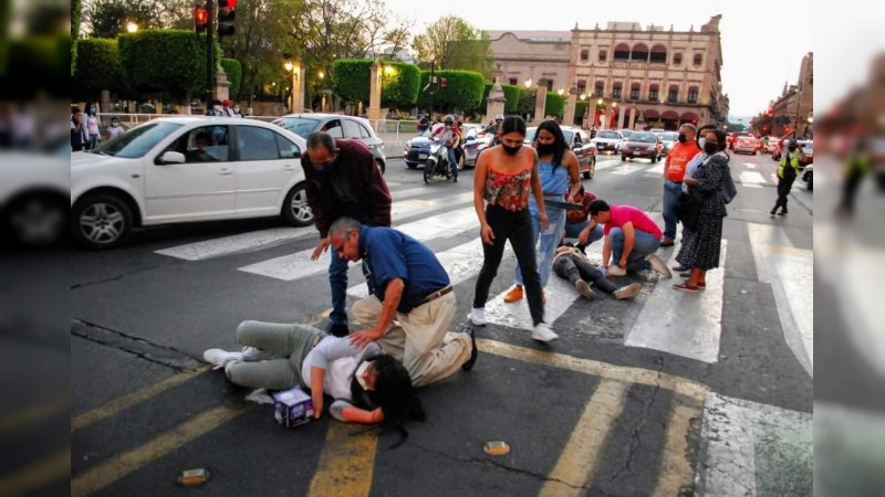 Atropellan a 2 jovencitas, en plena avenida Madero  