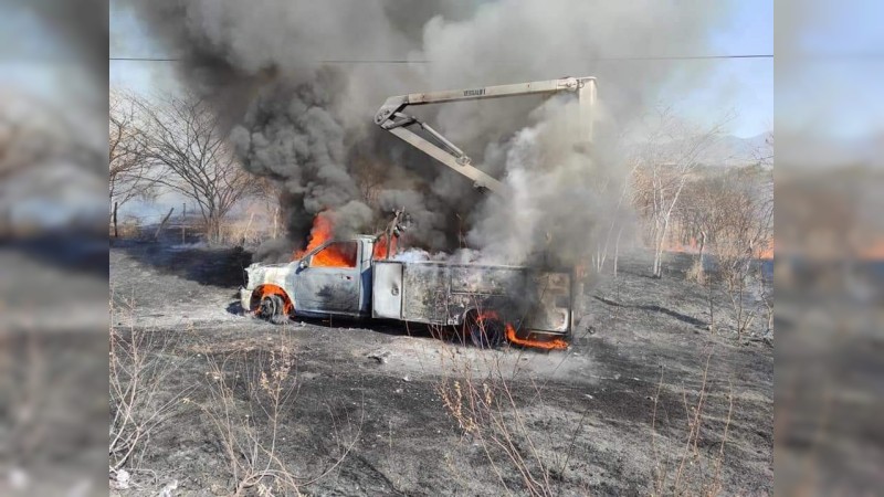 Arde camión de la CFE, en Huetamo; autoridades ya investigan 