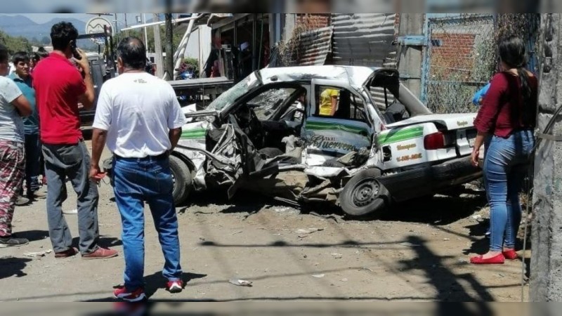 Muere taxista prensado al chocar en la carretera Uruapan-Paracho