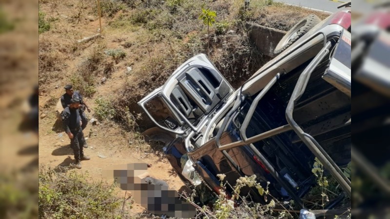 Dos policías muertos y 3 heridos, tras volcadura de patrulla, en Tingambato