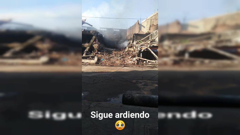 Incendio sigue activo, en Zamora; locatarios denuncian que el fuego persiste  