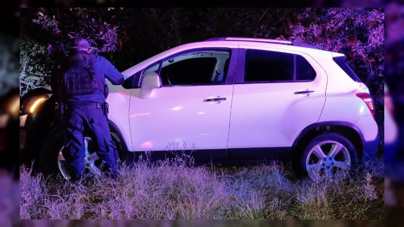 Policías recuperan camioneta robada, en Prados Verdes 