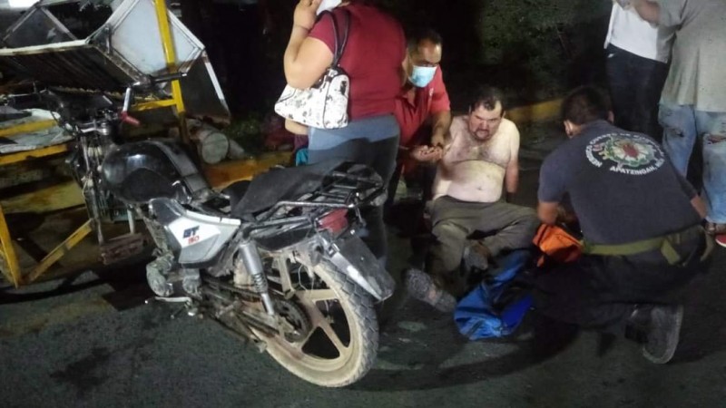 Vuelca su motocarrito, en Apatzingán y resulta herido 