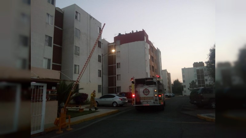 Se incendia departamento y hombre salta desde el cuarto piso para salvarse   