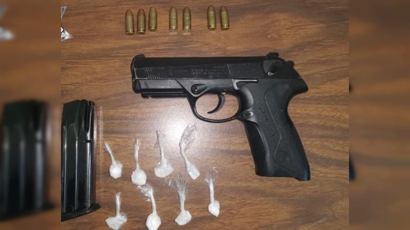 En Zitácuaro, asegura SSP a cuatro en posesión de un arma de fuego y droga