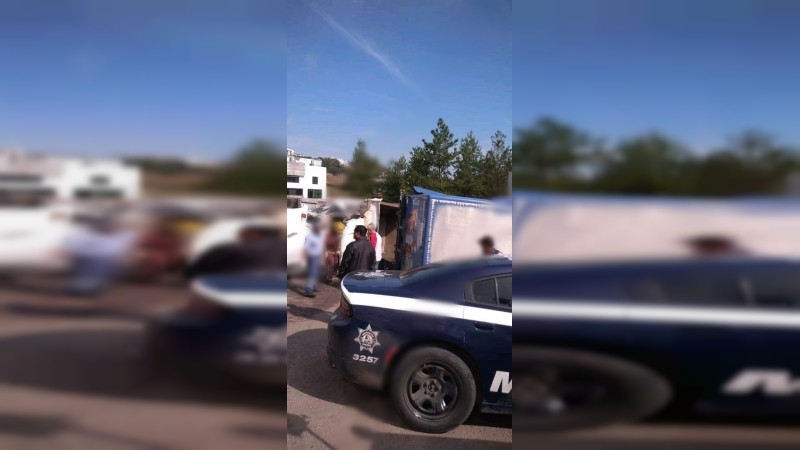 Camión se queda sin frenos y choca a otro de una refresquera, en Morelia 