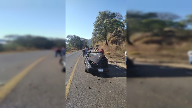 Muere conductor de auto, tras choque en Tingambato