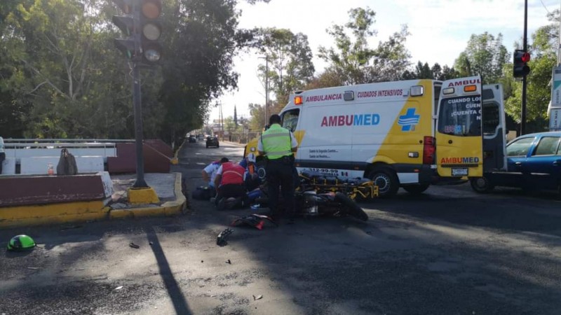 Motociclista resulta herido, tras chocar con auto, en Morelia 