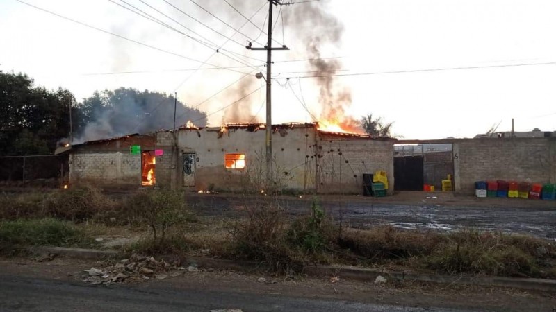 Incendio arrasa con 2 viviendas, en Uruapan 
