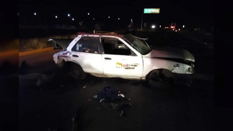 Mueren 2 personas en volcadura de taxi, en la Morelia-Pátzcuaro