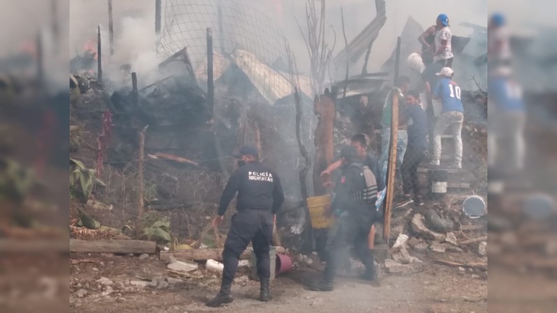 Incendio arrasa con 15 viviendas, en Morelia   