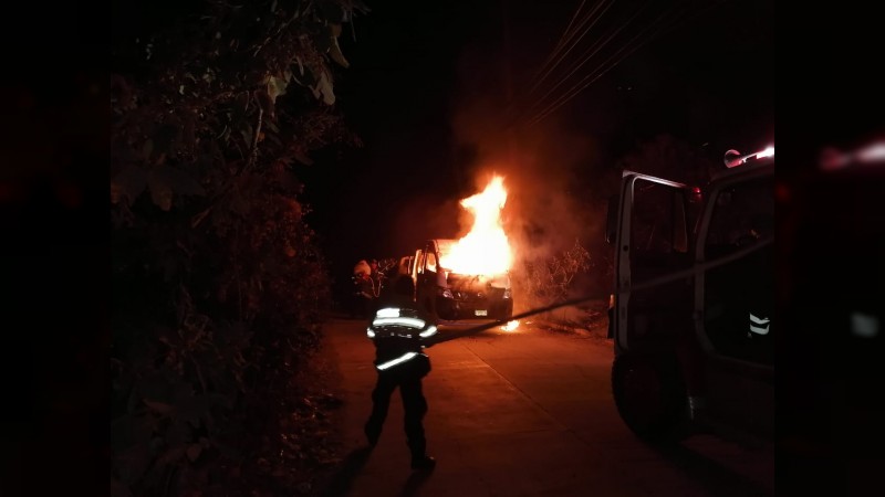Sujetos incendian unidad del transporte público, en Zitácuaro  