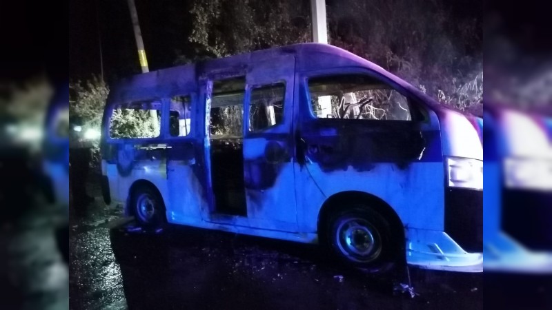 Sujetos incendian unidad del transporte público, en Zitácuaro  
