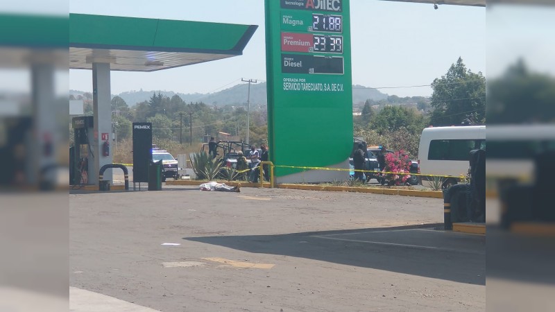 Comando ejecuta a hombre, en estación de gasolina de Tangamandapio 