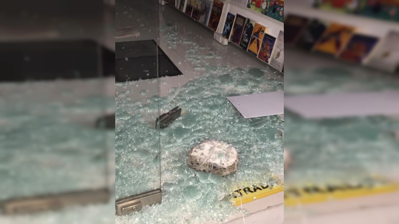 Vecinos atrapan a presunto asaltante, tras cristalear librería  