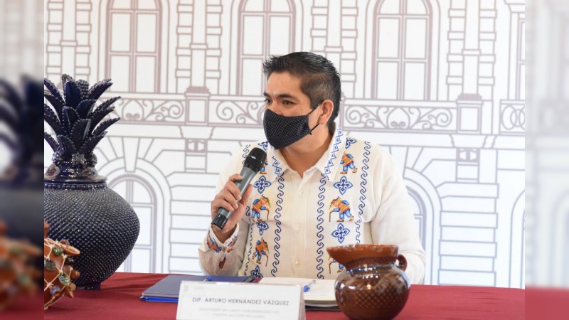 Presenta Arturo Hernández Ley Indígena Integral para Michoacán