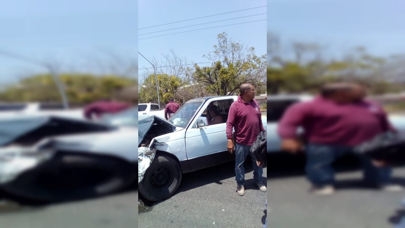 Choque frontal entre camionetas, deja 4 heridos, en Apatzingán 