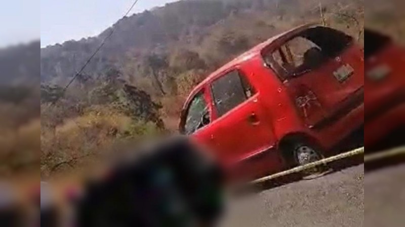 Asesinan a hombre, mientras conducía su auto, en Uruapan 