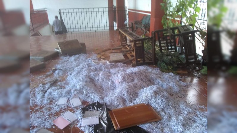Causan destrozos en alcaldía de Quiroga  