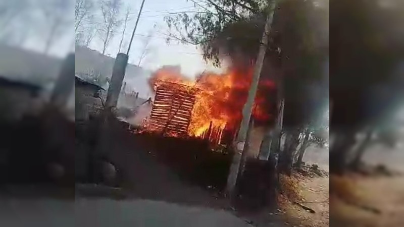 Incendio arrasa con una vivienda, en Morelia 