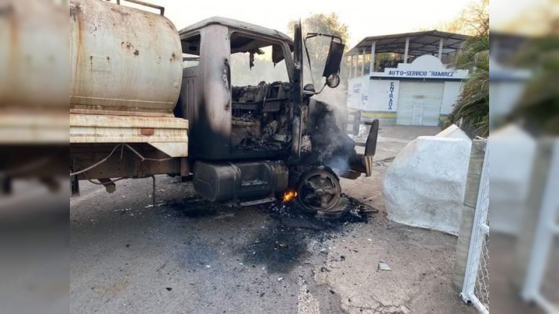 Reportan bloqueos en carretera Tepalcatepec-Coalcomán
