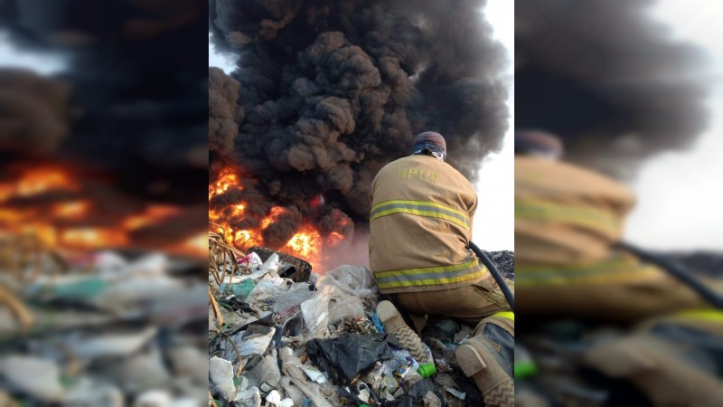 Bomberos mantienen combate de incendio, en basurero de Jacona 